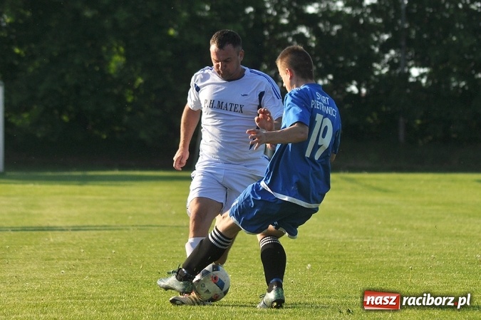 Zdjęcie w galerii na portalu naszraciborz.pl: Do niespodzianki zabrakło niewiele. Podział punktów w Pietrowicach Wielkich wiadomości z regionu