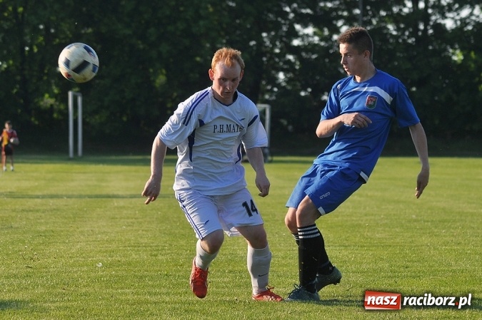 Zdjęcie w galerii na portalu naszraciborz.pl: Do niespodzianki zabrakło niewiele. Podział punktów w Pietrowicach Wielkich wiadomości z regionu