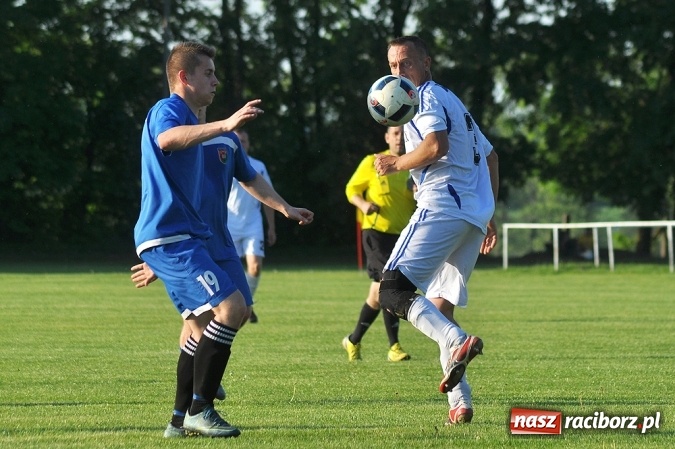 Zdjęcie w galerii na portalu naszraciborz.pl: Do niespodzianki zabrakło niewiele. Podział punktów w Pietrowicach Wielkich wiadomości z regionu