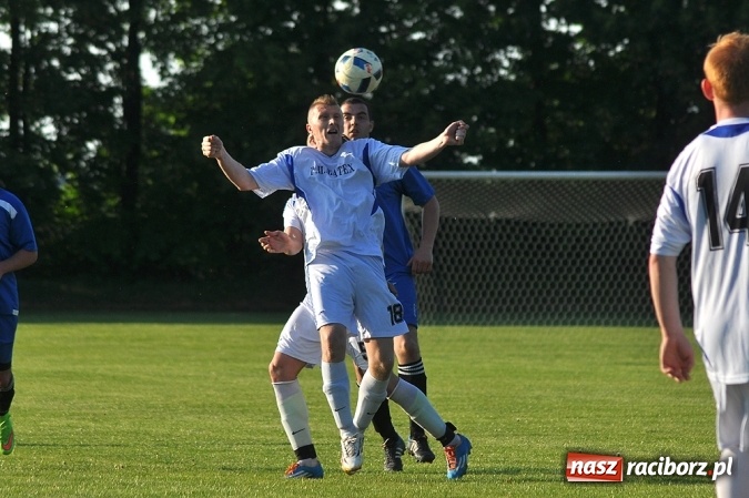 Zdjęcie w galerii na portalu naszraciborz.pl: Do niespodzianki zabrakło niewiele. Podział punktów w Pietrowicach Wielkich wiadomości z regionu