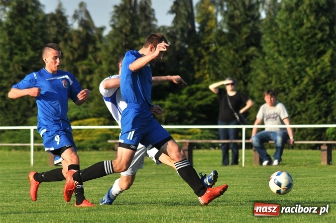 Zdjęcie w galerii na portalu naszraciborz.pl: Do niespodzianki zabrakło niewiele. Podział punktów w Pietrowicach Wielkich wiadomości z regionu