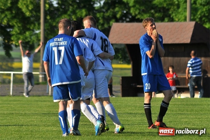 Zdjęcie w galerii na portalu naszraciborz.pl: Do niespodzianki zabrakło niewiele. Podział punktów w Pietrowicach Wielkich wiadomości z regionu