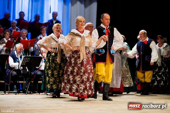 Zdjęcie w galerii na portalu naszraciborz.pl: Raciborski Dzień Seniora oraz 10-lecie działalności grupy Seniorzy ZPiT Strzecha wiadomości z regionu