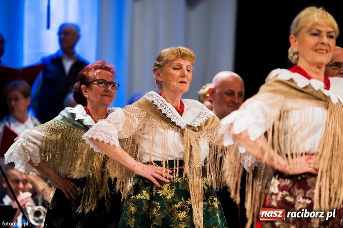 Zdjęcie w galerii na portalu naszraciborz.pl: Raciborski Dzień Seniora oraz 10-lecie działalności grupy Seniorzy ZPiT Strzecha wiadomości z regionu