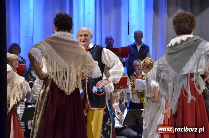 Zdjęcie w galerii na portalu naszraciborz.pl: Raciborski Dzień Seniora oraz 10-lecie działalności grupy Seniorzy ZPiT Strzecha wiadomości z regionu