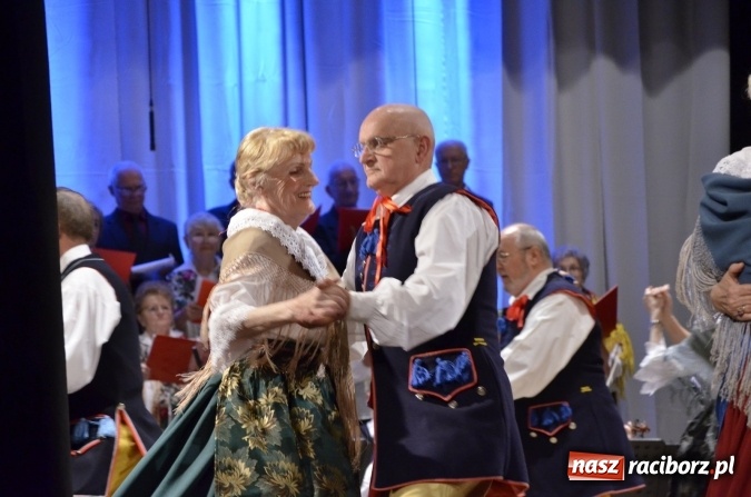 Zdjęcie w galerii na portalu naszraciborz.pl: Raciborski Dzień Seniora oraz 10-lecie działalności grupy Seniorzy ZPiT Strzecha wiadomości z regionu