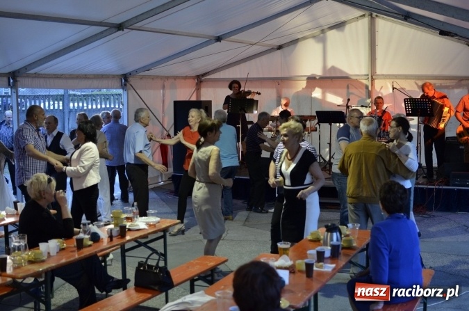 Zdjęcie w galerii na portalu naszraciborz.pl: Raciborski Dzień Seniora oraz 10-lecie działalności grupy Seniorzy ZPiT Strzecha wiadomości z regionu