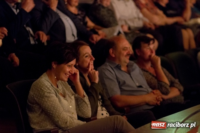 Zdjęcie w galerii na portalu naszraciborz.pl: MĘŻCZYZNA IDEALNY na deskach RCK wiadomości z regionu