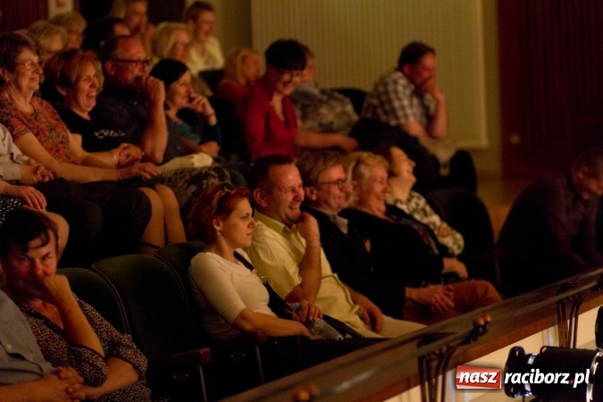 Zdjęcie w galerii na portalu naszraciborz.pl: MĘŻCZYZNA IDEALNY na deskach RCK wiadomości z regionu