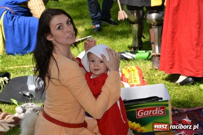 Zdjęcie w galerii na portalu naszraciborz.pl: Udana majówka pod zamkiem w Chałupkach wiadomości z regionu