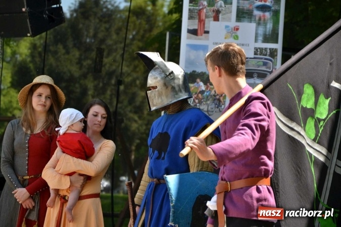 Zdjęcie w galerii na portalu naszraciborz.pl: Udana majówka pod zamkiem w Chałupkach wiadomości z regionu