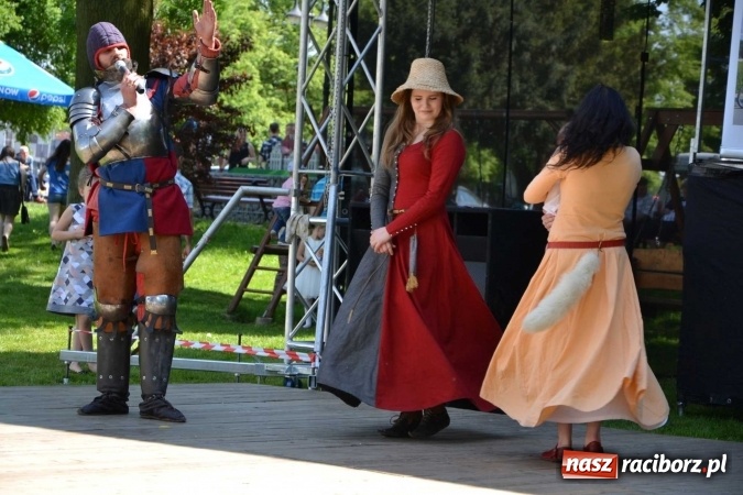 Zdjęcie w galerii na portalu naszraciborz.pl: Udana majówka pod zamkiem w Chałupkach wiadomości z regionu