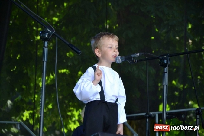 Zdjęcie w galerii na portalu naszraciborz.pl: Udana majówka pod zamkiem w Chałupkach wiadomości z regionu