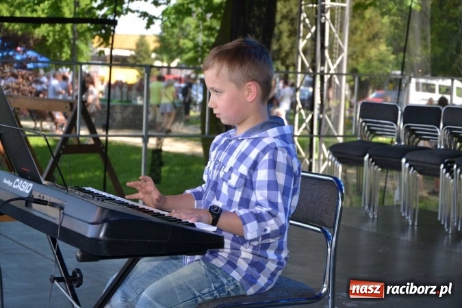 Zdjęcie w galerii na portalu naszraciborz.pl: Udana majówka pod zamkiem w Chałupkach wiadomości z regionu