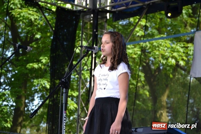 Zdjęcie w galerii na portalu naszraciborz.pl: Udana majówka pod zamkiem w Chałupkach wiadomości z regionu