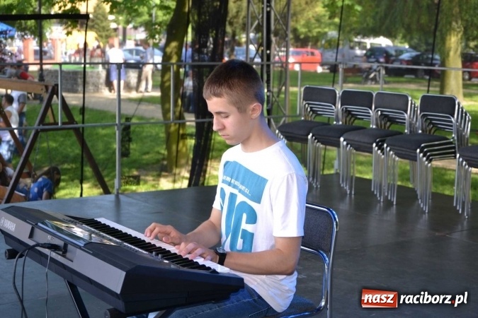 Zdjęcie w galerii na portalu naszraciborz.pl: Udana majówka pod zamkiem w Chałupkach wiadomości z regionu