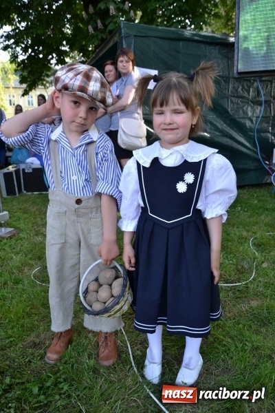 Zdjęcie w galerii na portalu naszraciborz.pl: Udana majówka pod zamkiem w Chałupkach wiadomości z regionu