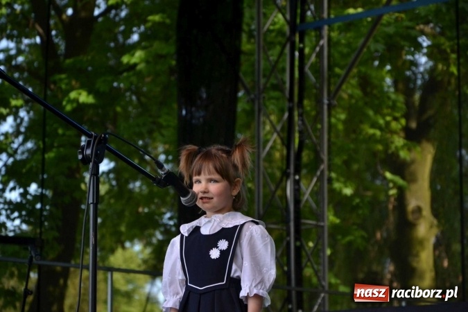 Zdjęcie w galerii na portalu naszraciborz.pl: Udana majówka pod zamkiem w Chałupkach wiadomości z regionu