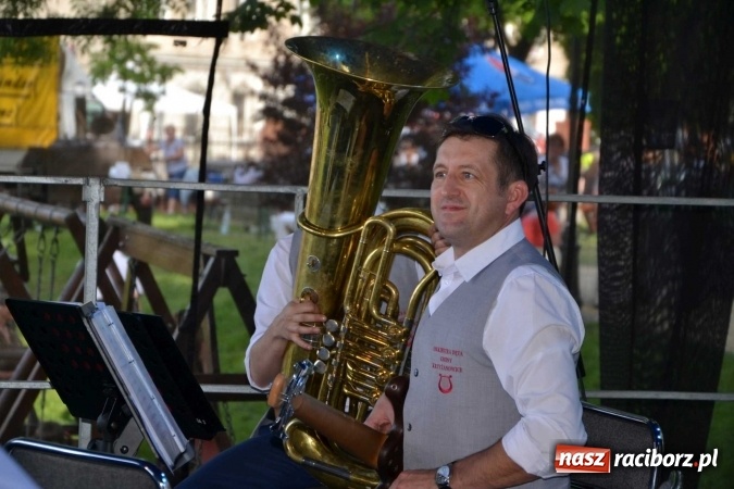 Zdjęcie w galerii na portalu naszraciborz.pl: Udana majówka pod zamkiem w Chałupkach wiadomości z regionu