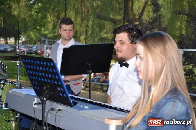 Zdjęcie w galerii na portalu naszraciborz.pl: Udana majówka pod zamkiem w Chałupkach wiadomości z regionu