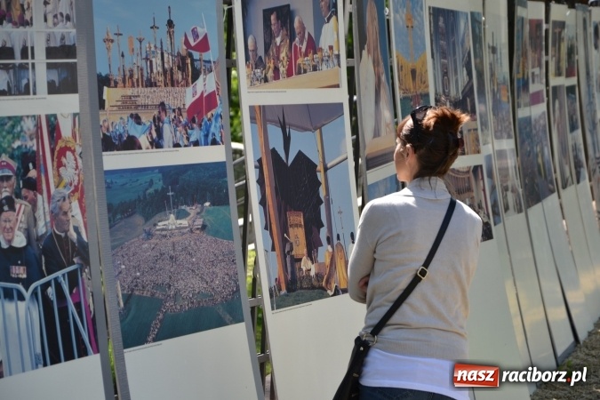 Zdjęcie w galerii na portalu naszraciborz.pl: 96. rocznica urodzin św. Jana Pawła II - obchody na zamku wiadomości z regionu