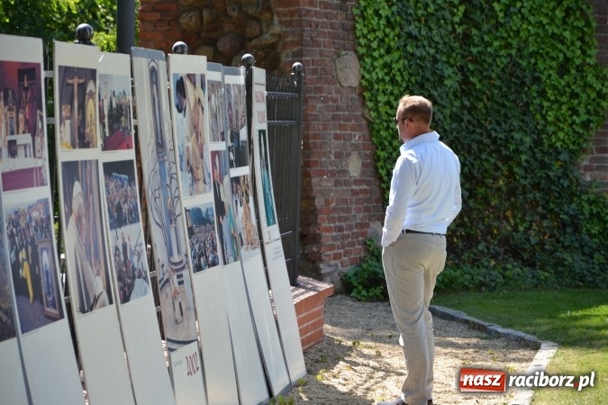 Zdjęcie w galerii na portalu naszraciborz.pl: 96. rocznica urodzin św. Jana Pawła II - obchody na zamku wiadomości z regionu