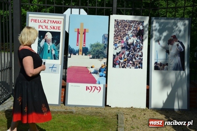 Zdjęcie w galerii na portalu naszraciborz.pl: 96. rocznica urodzin św. Jana Pawła II - obchody na zamku wiadomości z regionu