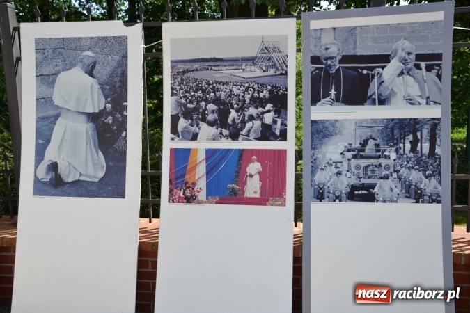 Zdjęcie w galerii na portalu naszraciborz.pl: 96. rocznica urodzin św. Jana Pawła II - obchody na zamku wiadomości z regionu