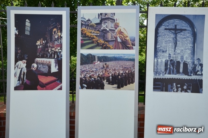 Zdjęcie w galerii na portalu naszraciborz.pl: 96. rocznica urodzin św. Jana Pawła II - obchody na zamku wiadomości z regionu