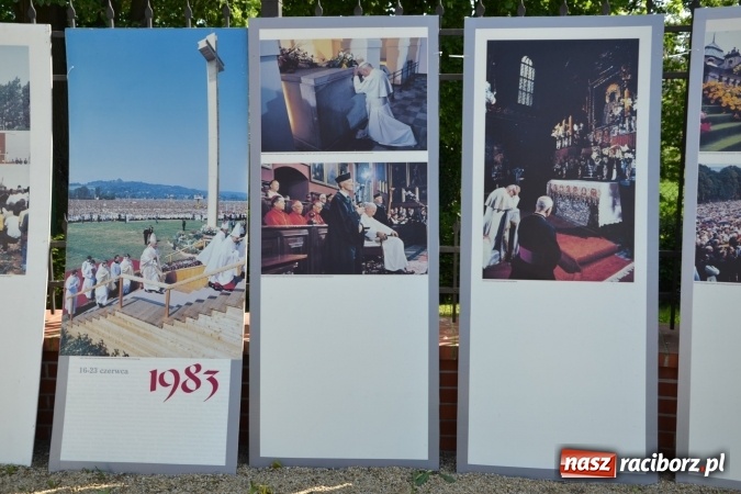 Zdjęcie w galerii na portalu naszraciborz.pl: 96. rocznica urodzin św. Jana Pawła II - obchody na zamku wiadomości z regionu