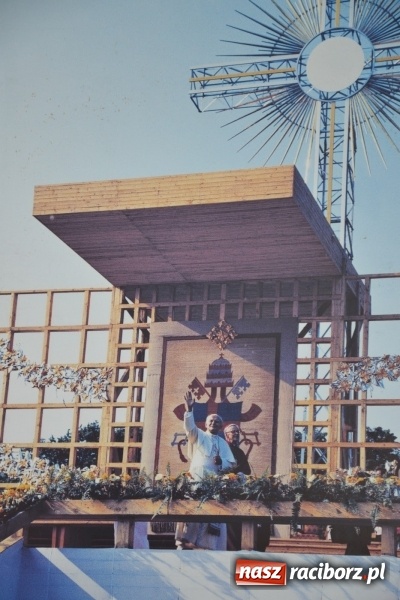 Zdjęcie w galerii na portalu naszraciborz.pl: 96. rocznica urodzin św. Jana Pawła II - obchody na zamku wiadomości z regionu