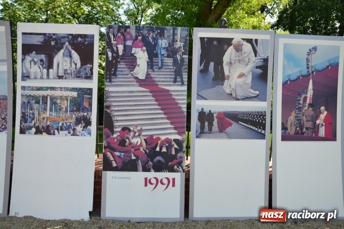 Zdjęcie w galerii na portalu naszraciborz.pl: 96. rocznica urodzin św. Jana Pawła II - obchody na zamku wiadomości z regionu