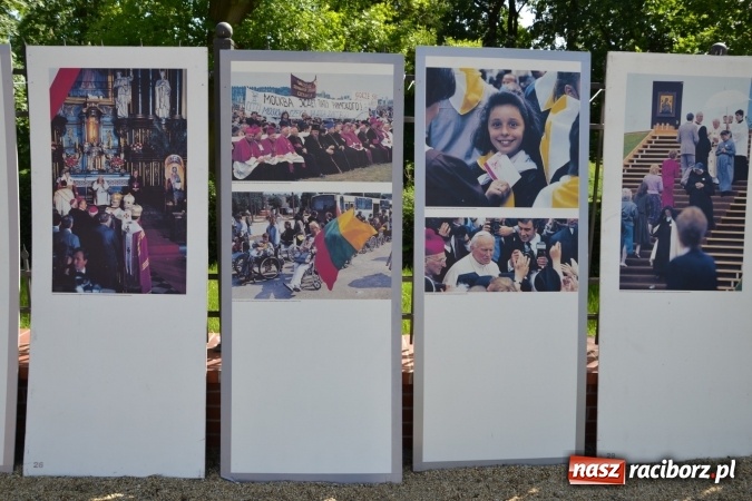 Zdjęcie w galerii na portalu naszraciborz.pl: 96. rocznica urodzin św. Jana Pawła II - obchody na zamku wiadomości z regionu