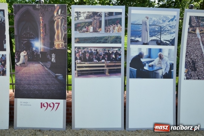 Zdjęcie w galerii na portalu naszraciborz.pl: 96. rocznica urodzin św. Jana Pawła II - obchody na zamku wiadomości z regionu