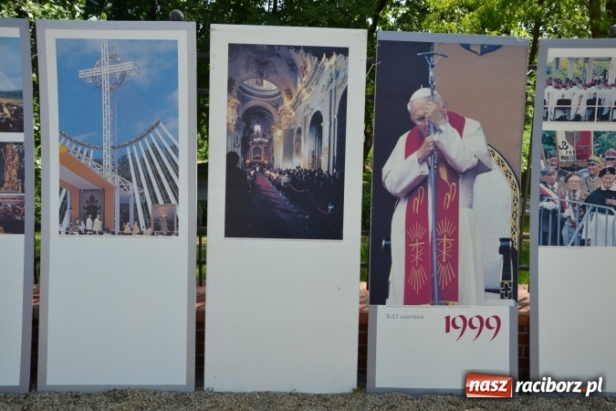 Zdjęcie w galerii na portalu naszraciborz.pl: 96. rocznica urodzin św. Jana Pawła II - obchody na zamku wiadomości z regionu