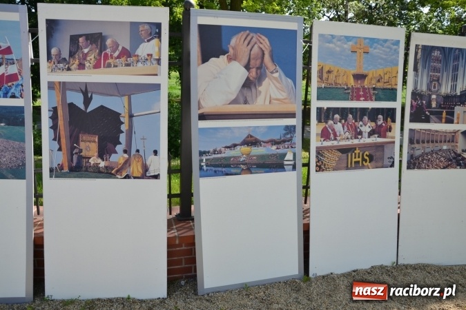 Zdjęcie w galerii na portalu naszraciborz.pl: 96. rocznica urodzin św. Jana Pawła II - obchody na zamku wiadomości z regionu