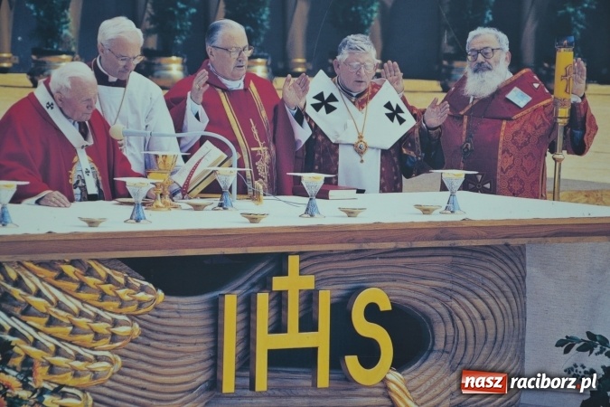 Zdjęcie w galerii na portalu naszraciborz.pl: 96. rocznica urodzin św. Jana Pawła II - obchody na zamku wiadomości z regionu