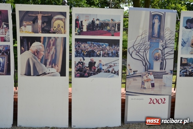 Zdjęcie w galerii na portalu naszraciborz.pl: 96. rocznica urodzin św. Jana Pawła II - obchody na zamku wiadomości z regionu