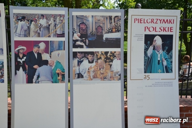 Zdjęcie w galerii na portalu naszraciborz.pl: 96. rocznica urodzin św. Jana Pawła II - obchody na zamku wiadomości z regionu