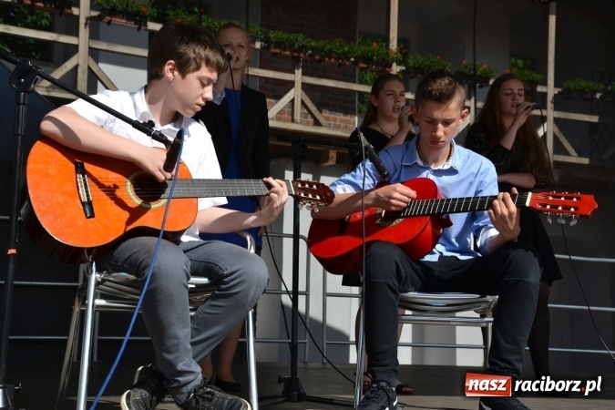 Zdjęcie w galerii na portalu naszraciborz.pl: 96. rocznica urodzin św. Jana Pawła II - obchody na zamku wiadomości z regionu