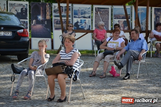 Zdjęcie w galerii na portalu naszraciborz.pl: 96. rocznica urodzin św. Jana Pawła II - obchody na zamku wiadomości z regionu