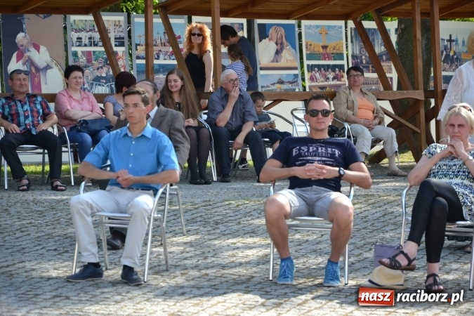 Zdjęcie w galerii na portalu naszraciborz.pl: 96. rocznica urodzin św. Jana Pawła II - obchody na zamku wiadomości z regionu
