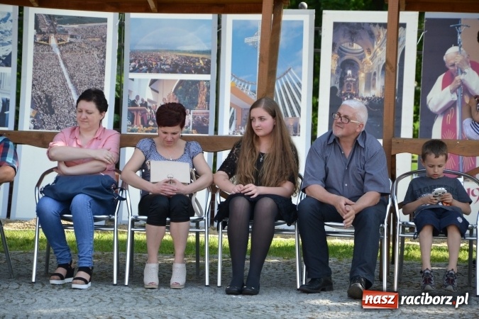 Zdjęcie w galerii na portalu naszraciborz.pl: 96. rocznica urodzin św. Jana Pawła II - obchody na zamku wiadomości z regionu