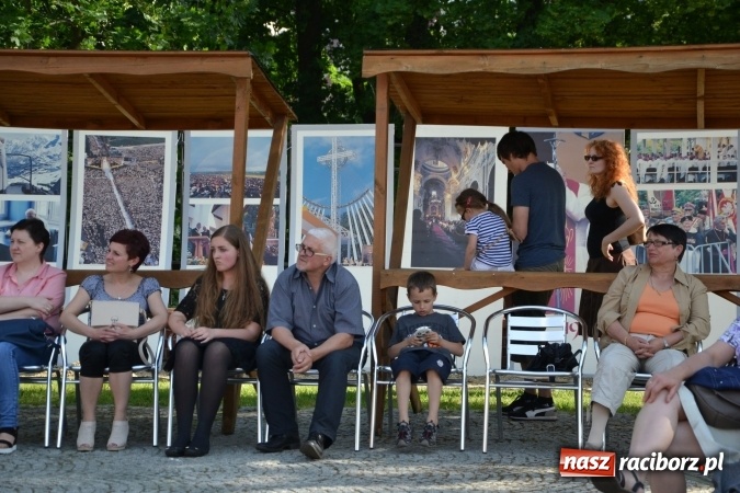 Zdjęcie w galerii na portalu naszraciborz.pl: 96. rocznica urodzin św. Jana Pawła II - obchody na zamku wiadomości z regionu