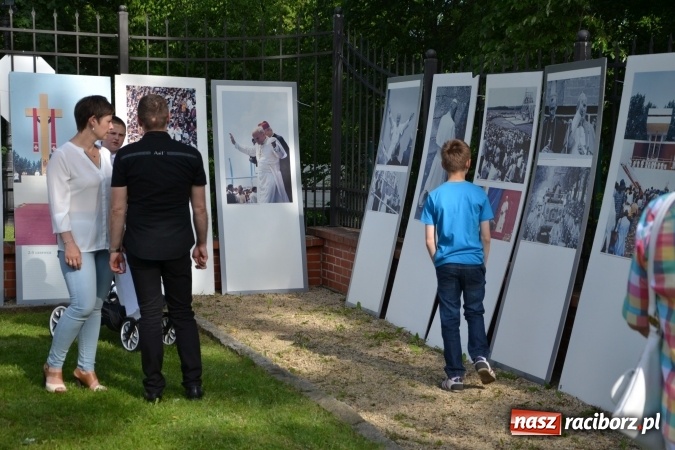 Zdjęcie w galerii na portalu naszraciborz.pl: 96. rocznica urodzin św. Jana Pawła II - obchody na zamku wiadomości z regionu