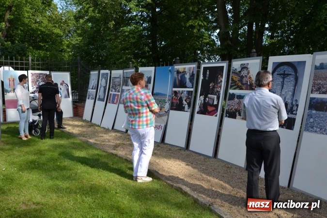Zdjęcie w galerii na portalu naszraciborz.pl: 96. rocznica urodzin św. Jana Pawła II - obchody na zamku wiadomości z regionu
