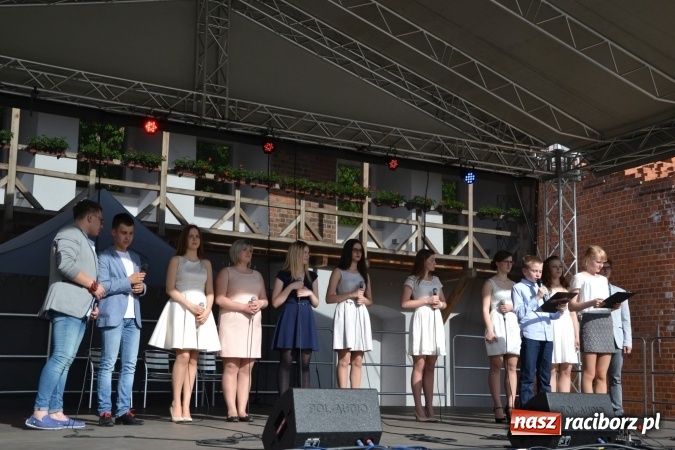 Zdjęcie w galerii na portalu naszraciborz.pl: 96. rocznica urodzin św. Jana Pawła II - obchody na zamku wiadomości z regionu