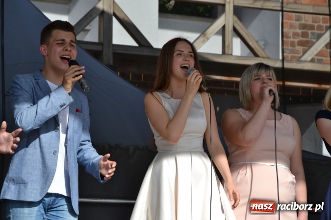 Zdjęcie w galerii na portalu naszraciborz.pl: 96. rocznica urodzin św. Jana Pawła II - obchody na zamku wiadomości z regionu