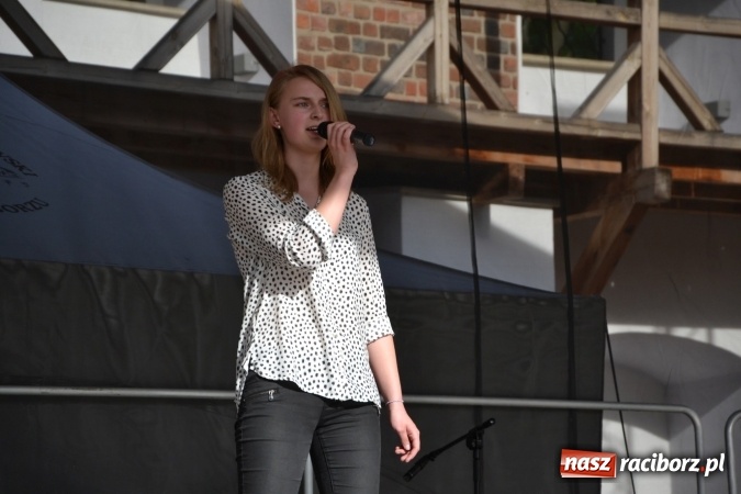 Zdjęcie w galerii na portalu naszraciborz.pl: 96. rocznica urodzin św. Jana Pawła II - obchody na zamku wiadomości z regionu