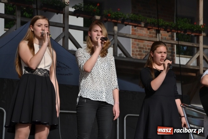 Zdjęcie w galerii na portalu naszraciborz.pl: 96. rocznica urodzin św. Jana Pawła II - obchody na zamku wiadomości z regionu